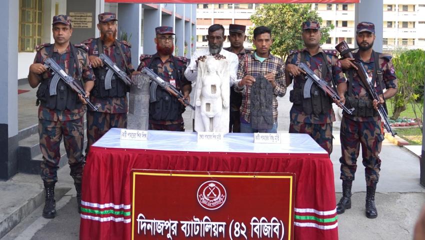 অর্ধকোটি টাকা মূল্যের কষ্টিপাথর ও শ্বেত পাথরের ৩ মূর্তি জব্দ