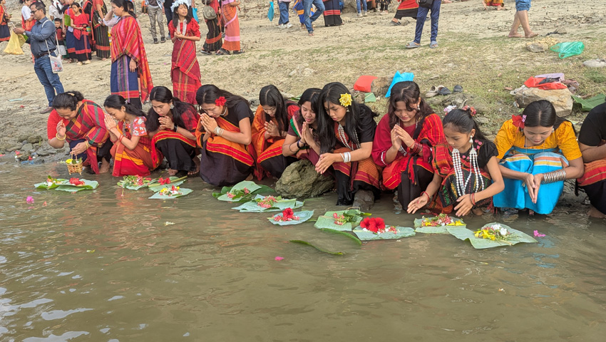 বান্দরবানে সাঙ্গু নদীতে ফুল ভাসিয়ে বিজু-বিষু বরণ