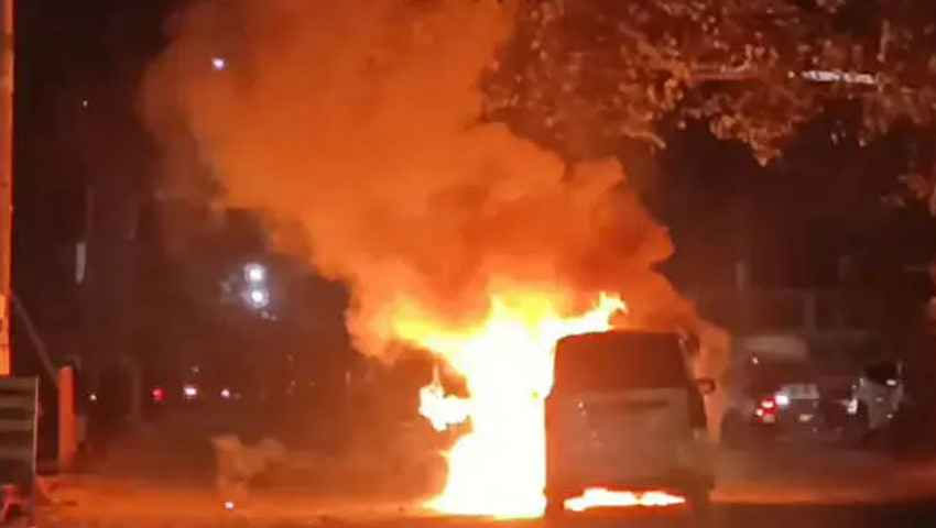 রাজধানীতে মাইক্রোবাসে আগুন লেগে এসির গ্যাস লিকেজ, দগ্ধ ২ 