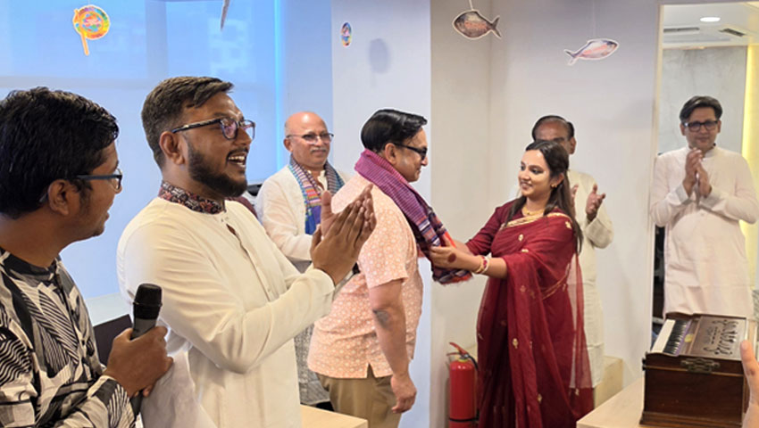 সময়ের আলোর প্রকাশক মো. ফয়সাল আর ফেরদৌসকে উত্তরীয় পরিয়ে বরণ করে নেওয়া হচ্ছে। ছবি : সময়ের আলো