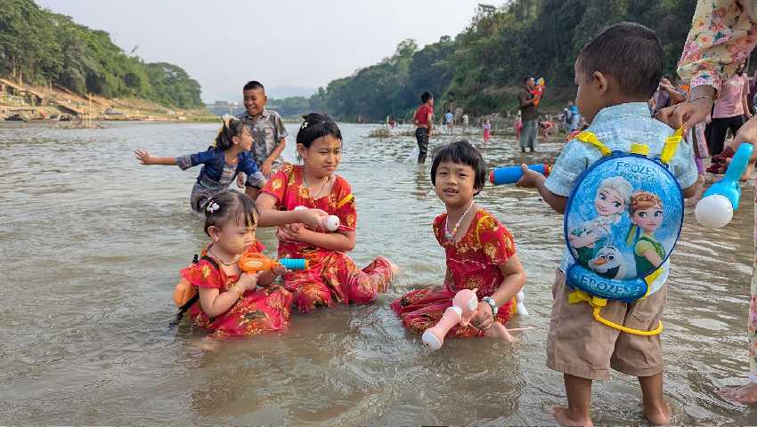 সাংগ্রাইয়ে বৌদ্ধমূর্তি স্নান, সাঙ্গু তীরে ভক্তদের ঢল
