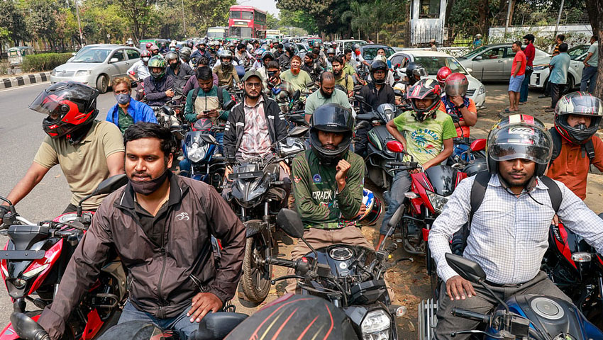 জ্বালানি সংকটে বিপাকে রাজধানীর রাইড শেয়ার চালকরা