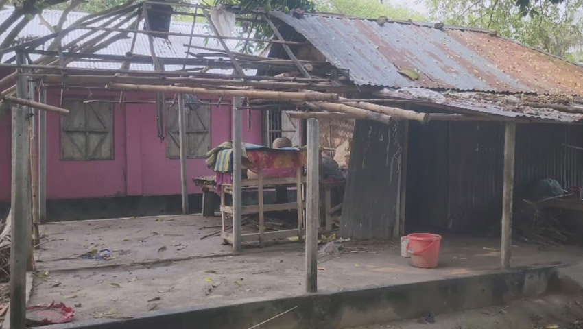দেনাদারের ঘরের টিন-বেড়া খুলে নিল পাওনাদাররা