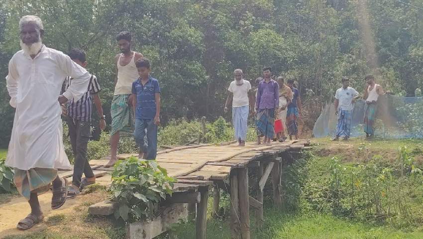 পাঁচ গ্রামের মানুষের ভরসা ঝুঁকিপূর্ণ কাঠের কালভার্ট
