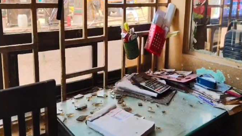 তেল দিতে দেরি হওয়ায় ফিলিং স্টেশনে ভাঙচুর