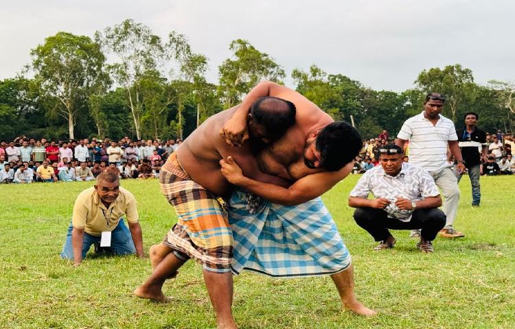 গ্রাম বাংলার ঐতিহ্যবাহী বলীখেলায় অর্ধলক্ষ দর্শকের সমাগম