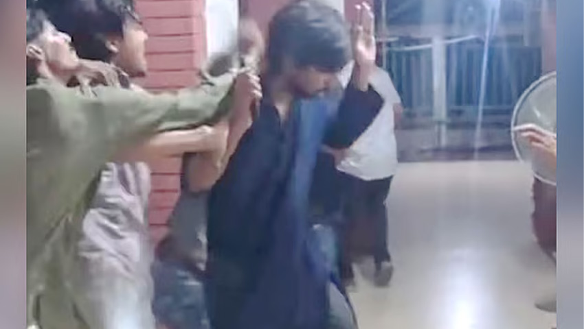 শাহবাগে ডাকসু নেতা এ বি জুবায়ের ও মুসাদ্দিকের ওপর হামলা
