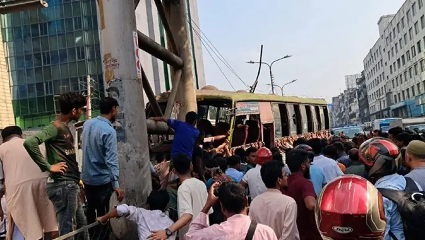 বনানীতে সড়ক বিভাজকে বাসের ধাক্কা, নিহত ২