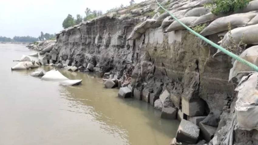 বালু উত্তোলনে যমুনায় ভাঙন