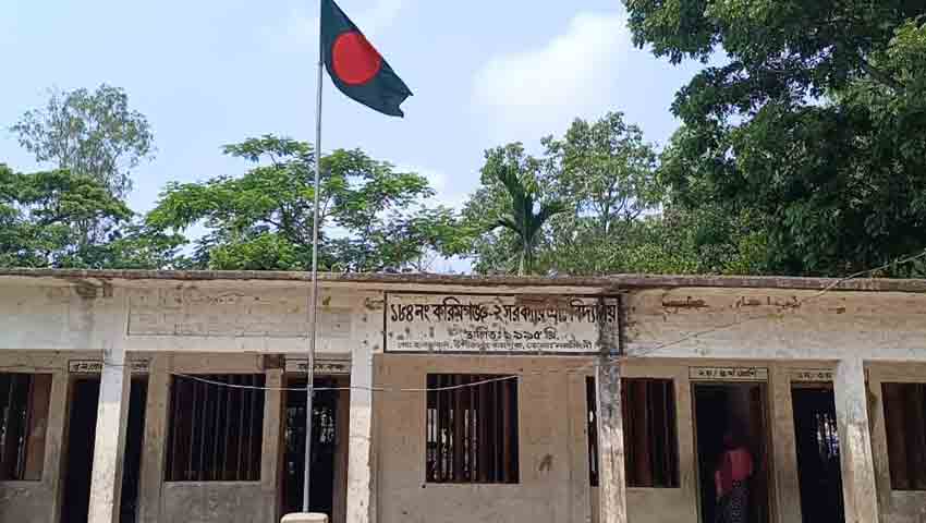 বড় বড় ফাটল আর পলেস্তারা খসে পড়া ছাদের নিচে শিশুদের ক্লাস