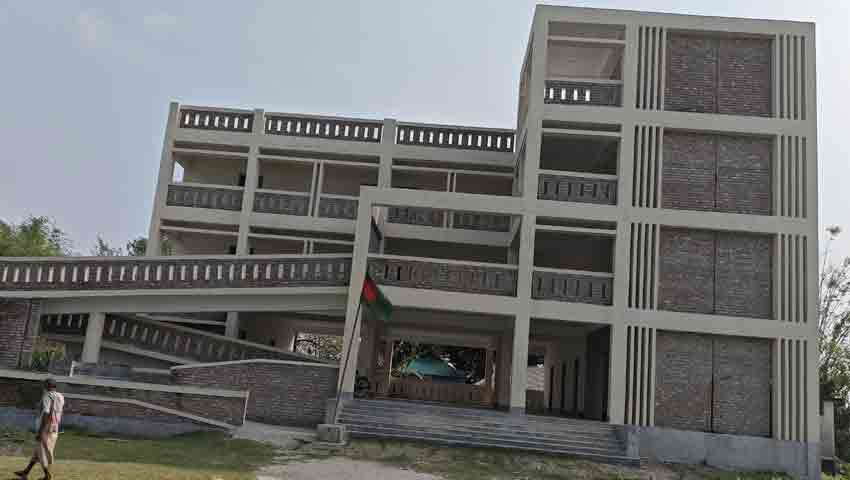 হস্তান্তরের আগেই ফাটলে জর্জরিত দুই কোটি টাকার স্কুল-আশ্রয়কেন্দ্র
