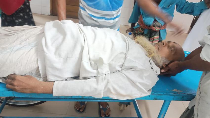 গৃহকর্তার চোখে খোঁচা দিয়ে পালাল চোর