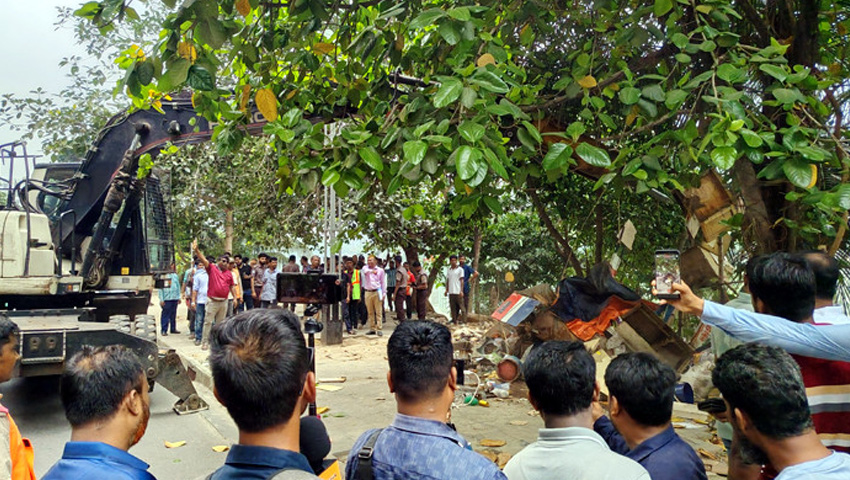 গুঁড়িয়ে দেওয়া হলো গুলশানের লেকপাড় ও গুদারাঘাটের ফুটপাতের দোকান