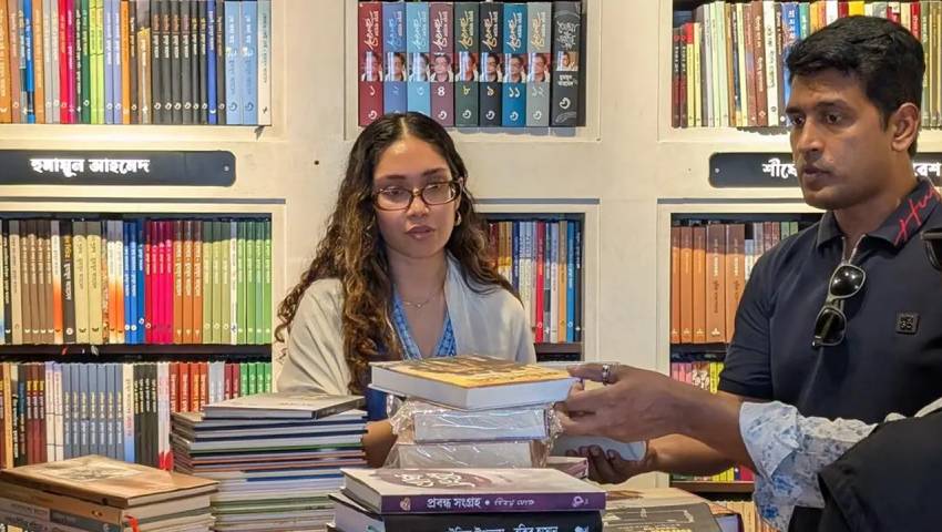 বিশ্বসাহিত্য কেন্দ্রে জাইমা রহমান, কী কী বই কিনলেন