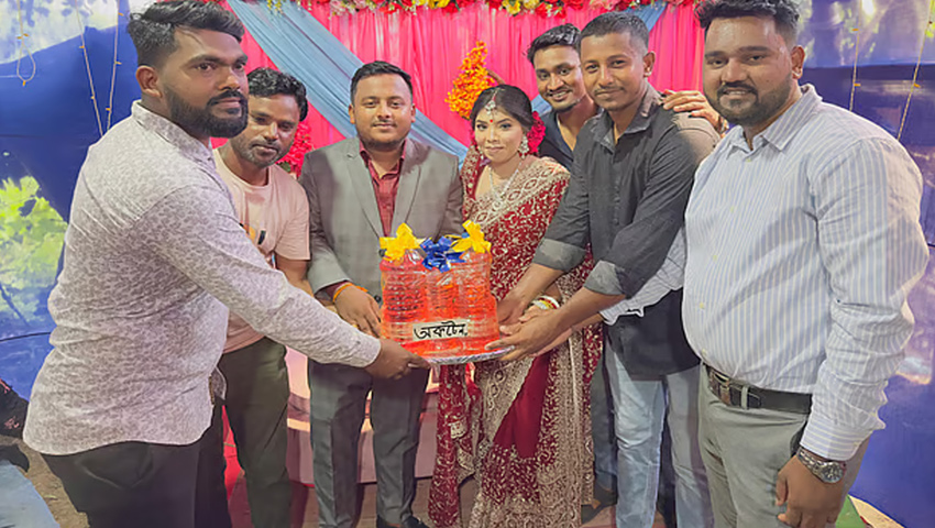 বৌভাতে বরকে অকটেন উপহার দিলো বন্ধুরা 