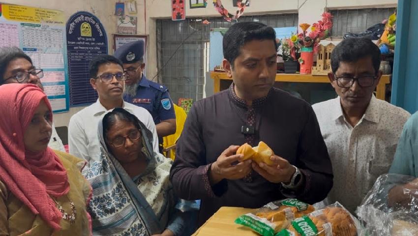 বিদ্যালয়ের মিড ডে মিলে দুর্গন্ধ পেলেন প্রতিমন্ত্রী