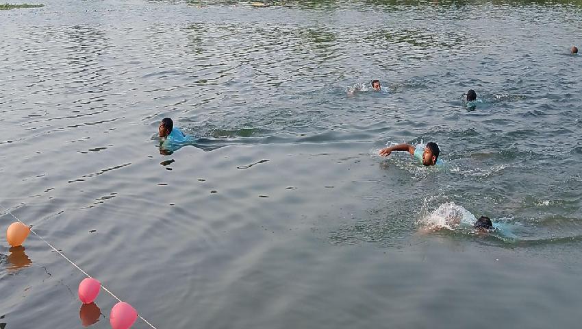 ব্যতিক্রমী সাঁতার প্রতিযোগিতায় প্রাণ ফিরে পেল মৃতপ্রায় নদী