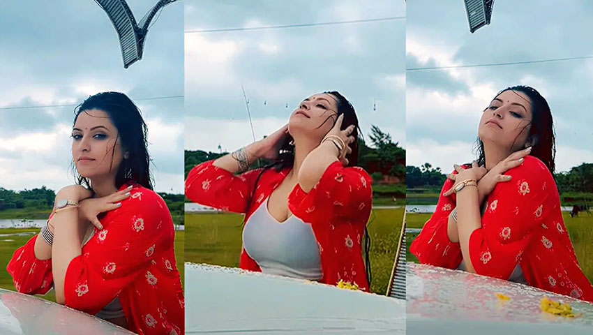বৃষ্টিতে উষ্ণতা ছড়ালেন পরিমনি