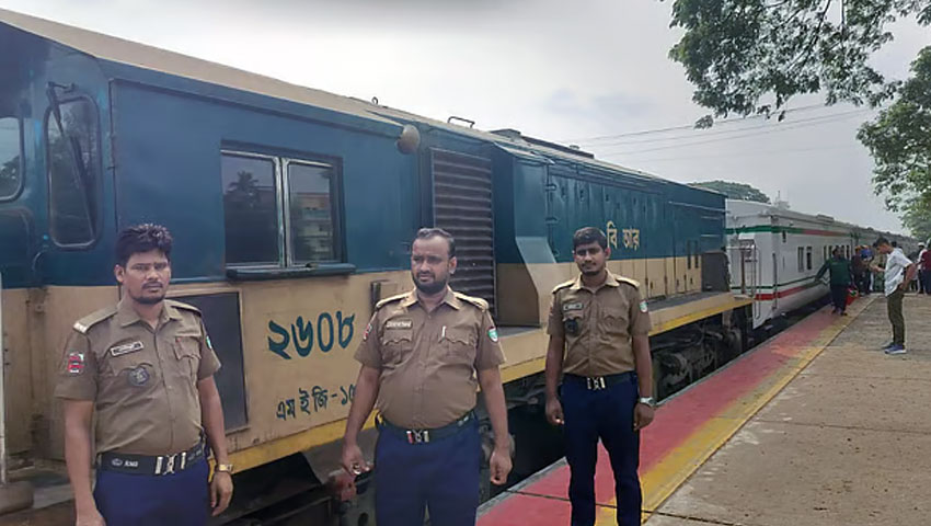 ফেনীতে আটকা ‘চট্টলা এক্সপ্রেস’, ভোগান্তিতে শত শত যাত্রী