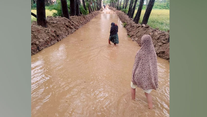 ঠিকাদারের গাফিলতিতে ভুজপুরে পানির নিচে সড়ক