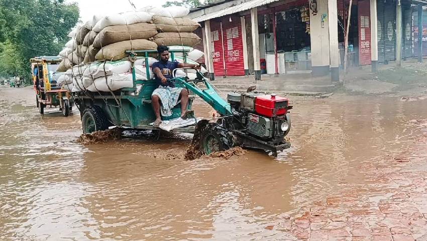 দুই দপ্তরের সমন্বয়হীনতায় ত্রিশালে ৫০ মিটার সড়কে চরম দুর্ভোগ
