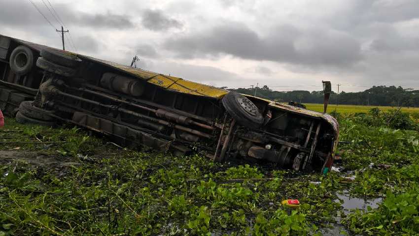 টুঙ্গিপাড়ায় নিয়ন্ত্রণ হারিয়ে বাস খালে