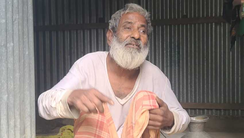 সহায়-সম্পত্তি হারিয়ে পরিত্যক্ত ঘরে আশ্রয় বৃদ্ধ পিতার