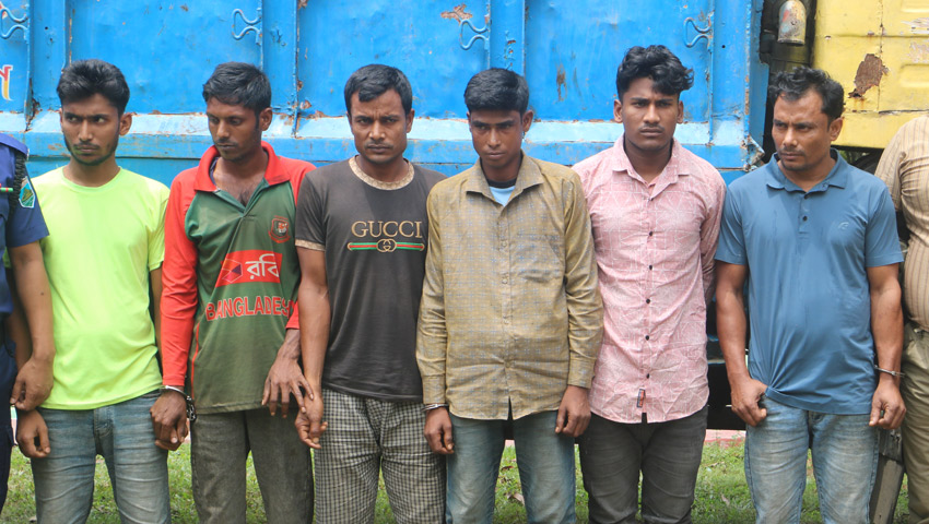 নওগাঁয় ডাকাতির প্রস্তুতিকালে দেশি অস্ত্র ও ট্রাকসহ গ্রেফতার ৭