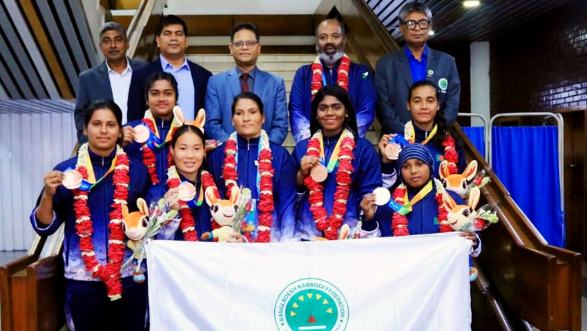 ব্রোঞ্জজয়ী নারী কাবাডি দলকে বিমানবন্দরে বর্ণিল সংবর্ধনা