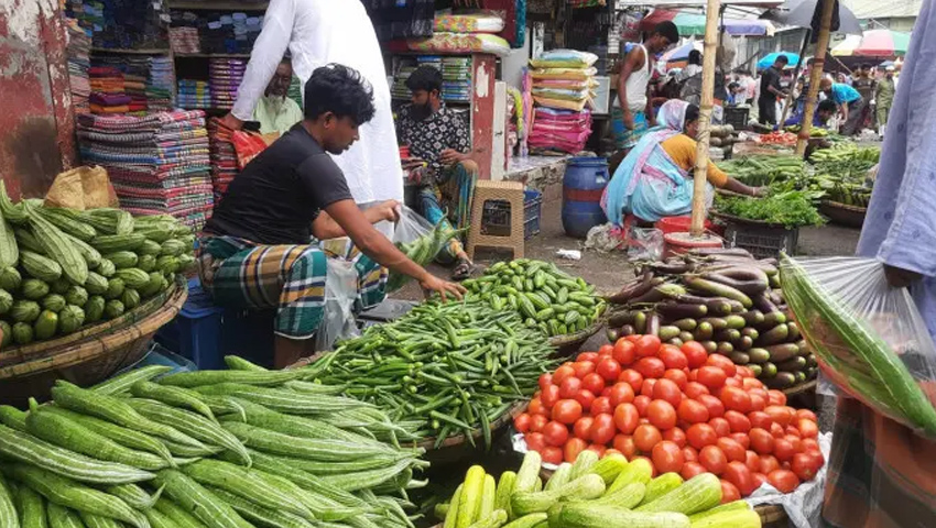টানা বৃষ্টিতে চড়া সবজির বাজার