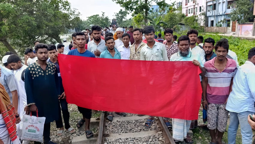 ট্রেন ও সড়ক অবরোধের পর জলাবদ্ধতা নিরসনে কাজ শুরু