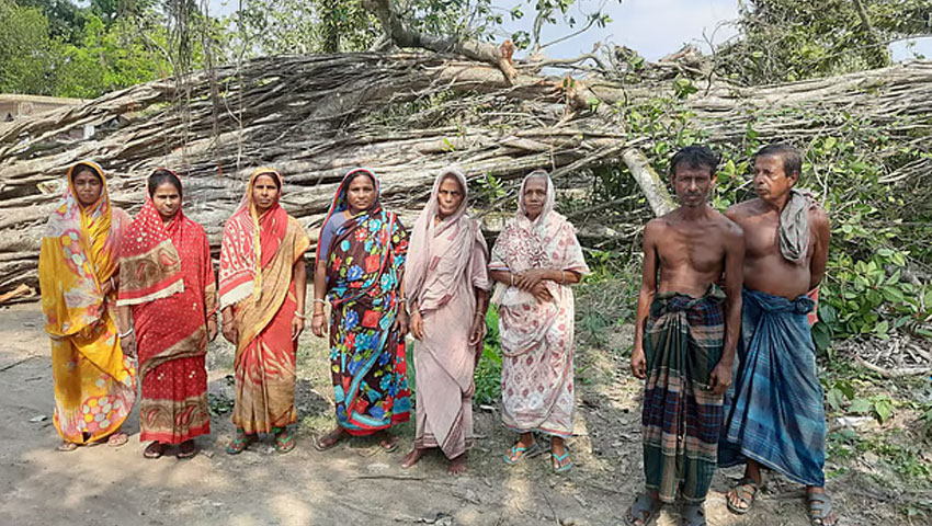 কবি মধুসূদনের স্মৃতিবিজড়িত বটগাছের সামনে অশ্রুজল এলাকাবাসী