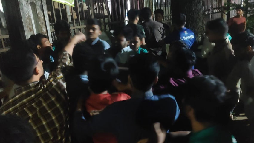 ব্যানার টানানো ইস্যুতে ঢাবির মুহসীন হলে ছাত্রদল ও হল সংসদের হাতাহাতি 