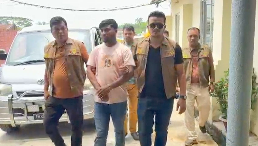 ৬০ লাখ টাকার চোরাই কাপড়সহ স্বেচ্ছাসেবক দল নেতা গ্রেফতার