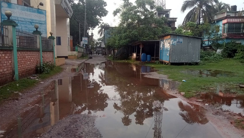 বৃষ্টি নামলেই ঝালকাঠি কবিরাজ বাড়ি রোডে জলাবদ্ধতা, নাকাল বাসিন্দারা