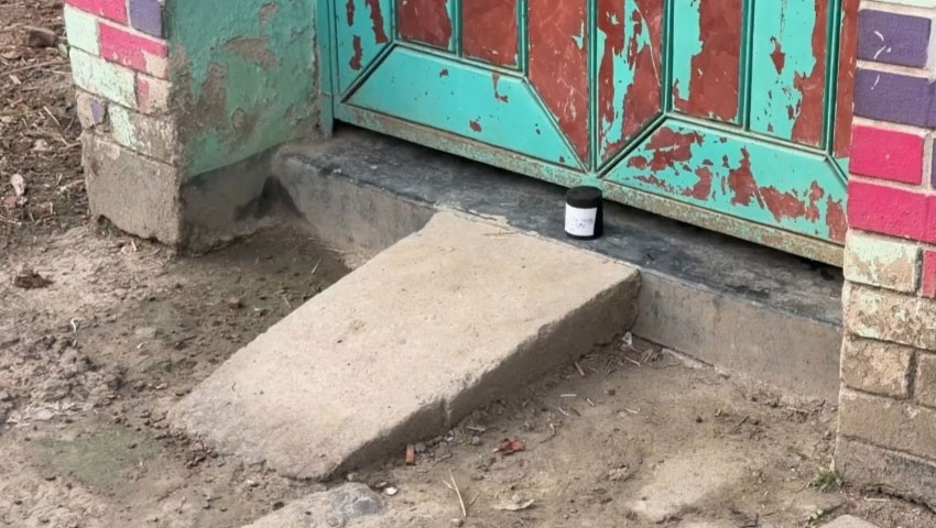 প্রাণ নাশের হুমকি সম্বলিত চিরকুট লাগানো বোমা সদৃশ বস্তু উদ্ধার