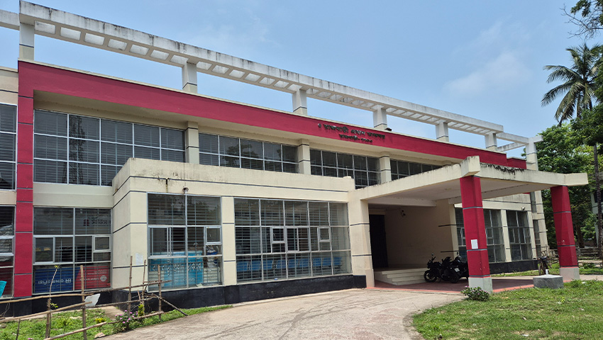 রাজবাড়ীর প্রধান ডাকঘরে জনবল সংকট, সেবায় ধীরগতি