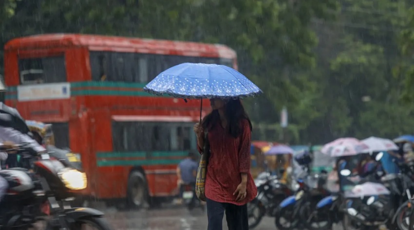 ঢাকায় দুপুরের আগেই বজ্রসহ বৃষ্টির শঙ্কা