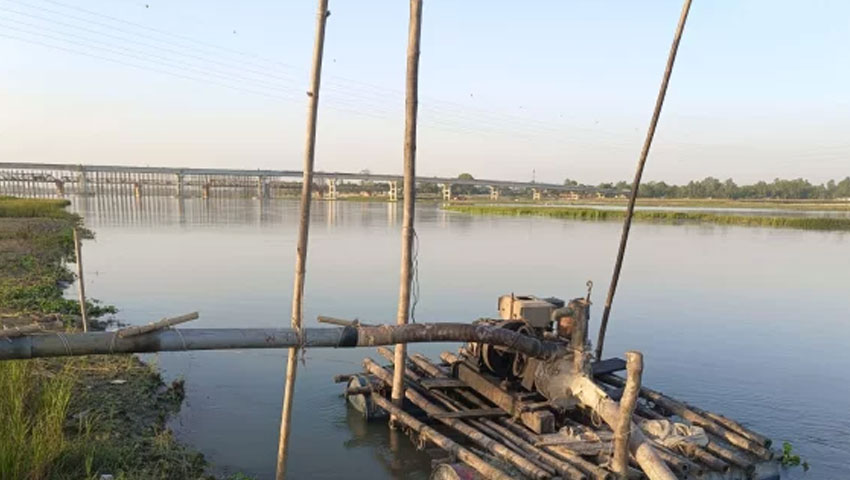 নদী থেকে বালু তুলে তৈরি হচ্ছে রাস্তা