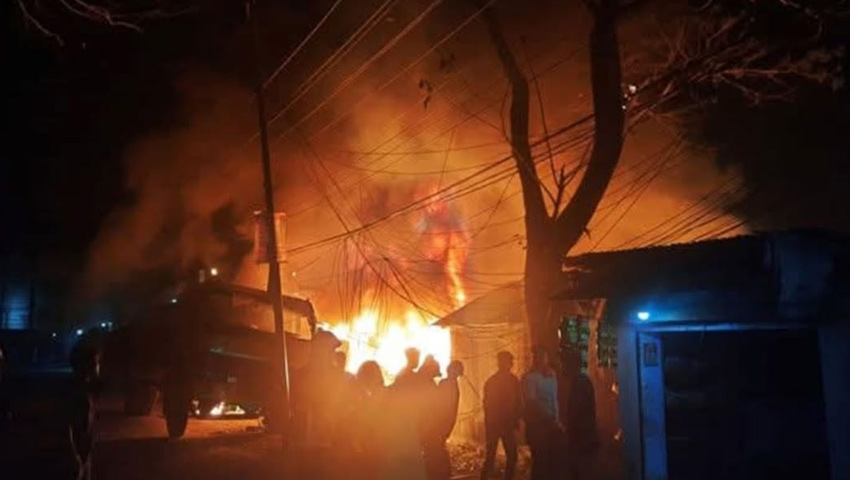 নড়াইলে আগুনে পুড়লো ৪ দোকান, ব্যবসায়ীদের স্বপ্ন এখন ছাই