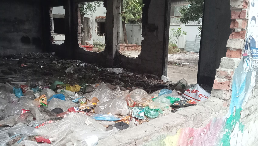 আমুর বাসভবনে ‘বর্জ্য ফেলার স্থান’ ও ‘শিশুদের খেলার স্থান’ লেখা ব্যানার