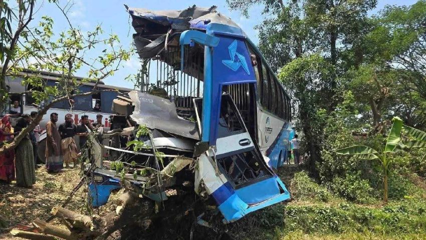 দুই বাস চালকের খোশগল্পে ঝরল ৩ প্রাণ