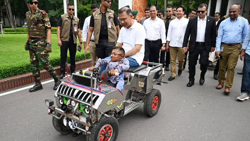 এবার বিশেষ চাহিদাসম্পন্ন ওয়াকিমুলের বানানো ‘স্মার্টকারে’ চড়লেন প্রধানমন্ত্রী