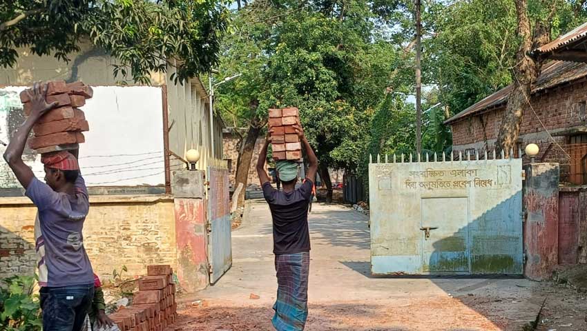 তানোরে ধান কেনা বন্ধ রেখে রাস্তা সংস্কার, ক্ষোভে ফুঁসছেন চাষিরা