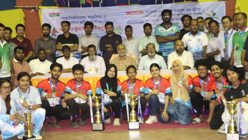 অতিথির আসনে বসা ছাত্রদলের ৩ নেতা, দাঁড়িয়ে শিক্ষকরা