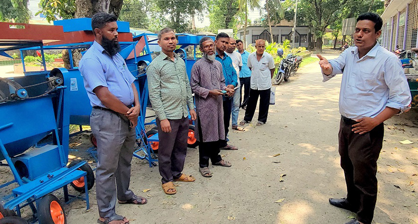 কৃষি কর্মকর্তা কৃষিবীদ নাসিরুল আলম কৃষকদের মাঝে বিনামূল্যে ভার্মি কম্পোস্ট সেপারেটর মেশিন বিতরণ করেন।