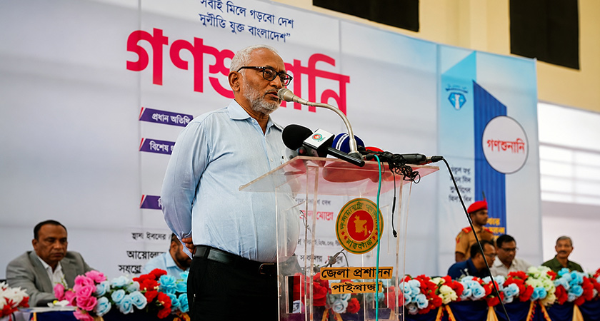 গণশুনানিতে বক্তব্য রাখছেন মোহাম্মদ খালেদ রহীম।
