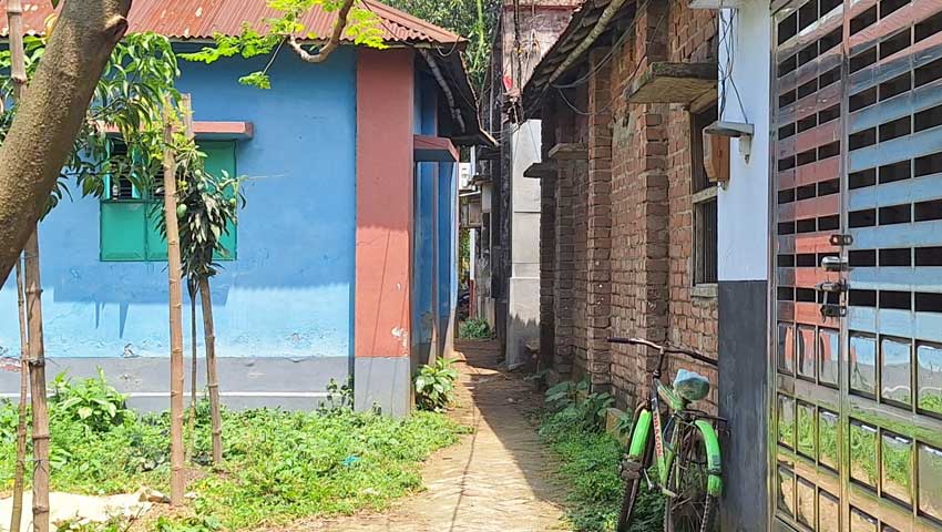দেড় যুগ ধরে সংস্কারহীন সংকীর্ণ রাস্তায় চরম ভোগান্তি 