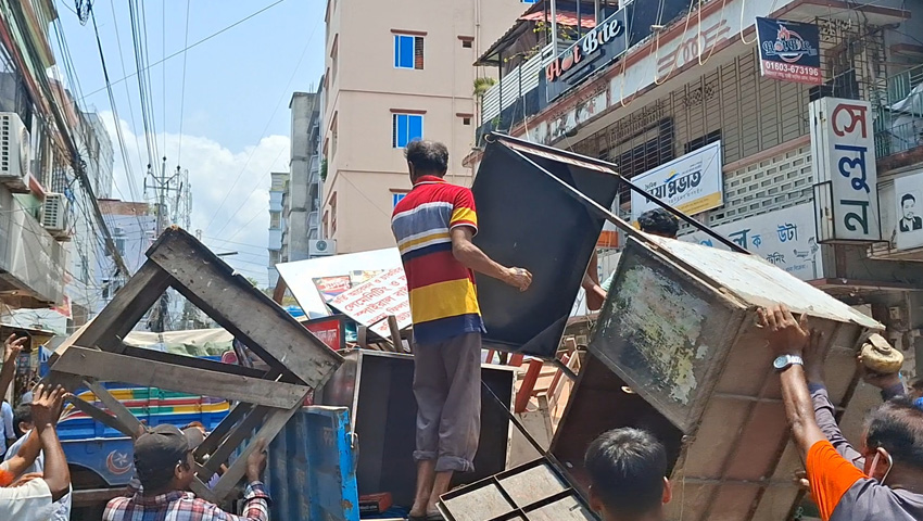 অর্ধশতাধিক অবৈধ স্থাপনা উচ্ছেদ