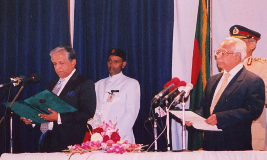 গান পয়েন্টে ক্ষমতা দখল
